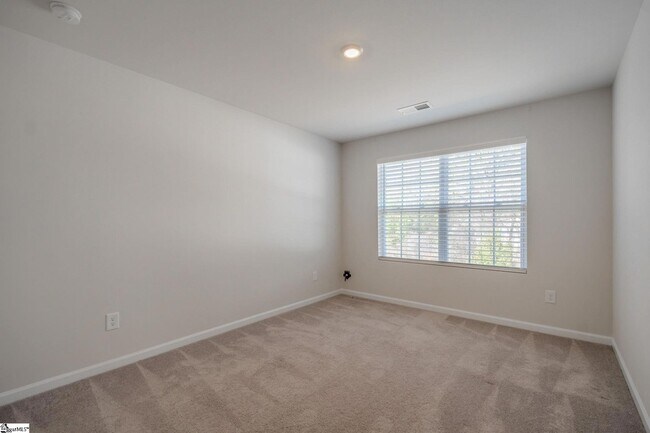 Building Photo - 14 Loebner Ln