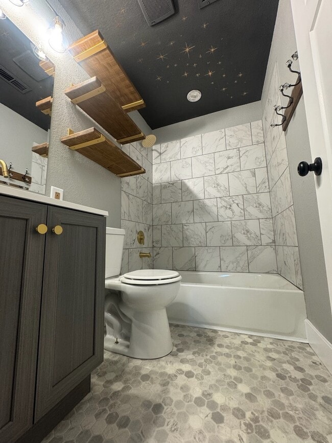 Building Photo - 218 S Oak St