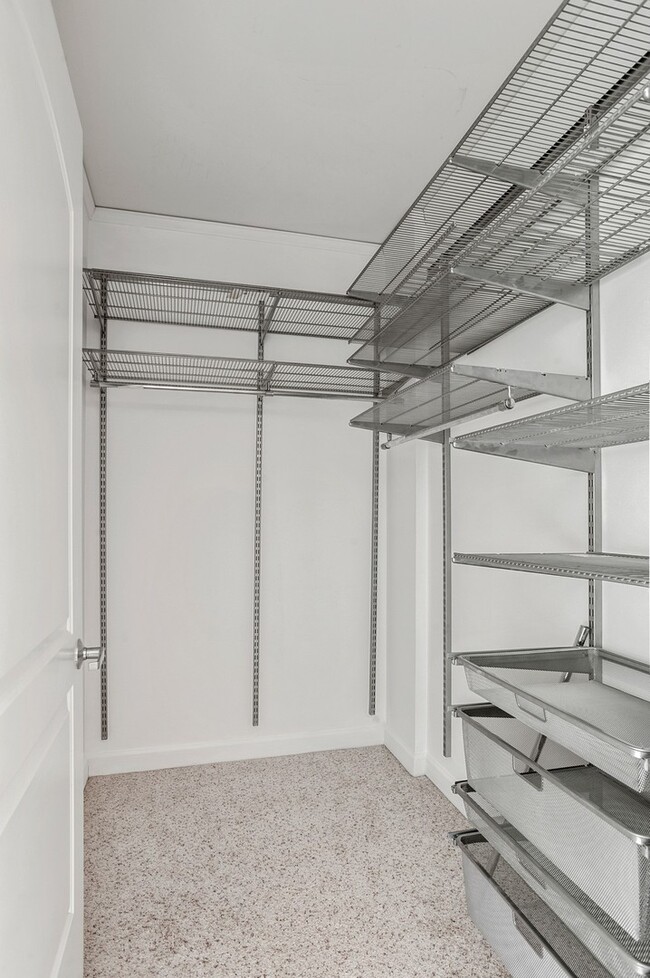Building Photo - 450 E Waterside Dr