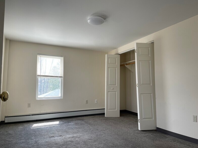 Building Photo - 371 Main St