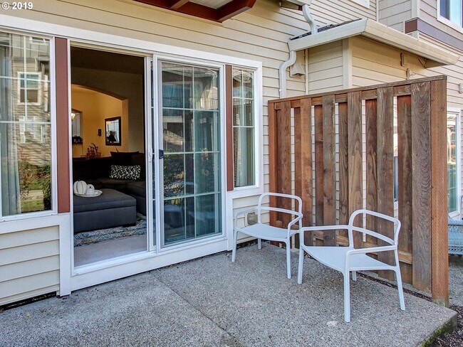 Building Photo - 2 Bedroom 2.5 Bathroom with 2 Tandem Car garage ~ Convenient Cedar Mill Location Near St. Vincent...