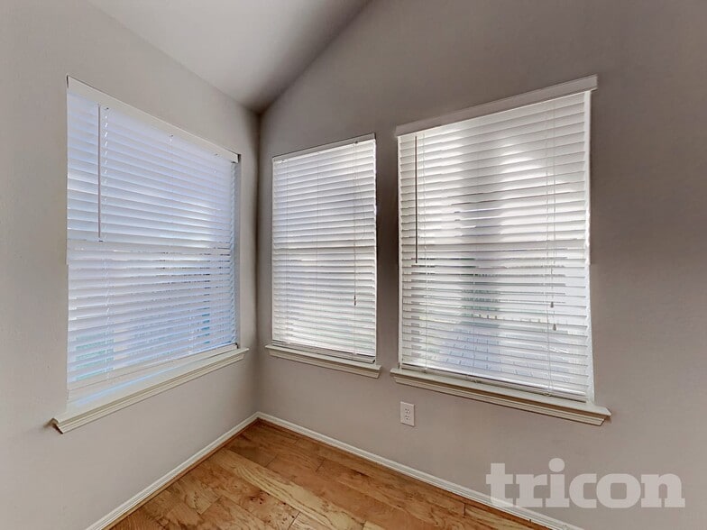 Building Photo - 2205 Highland Hills Dr