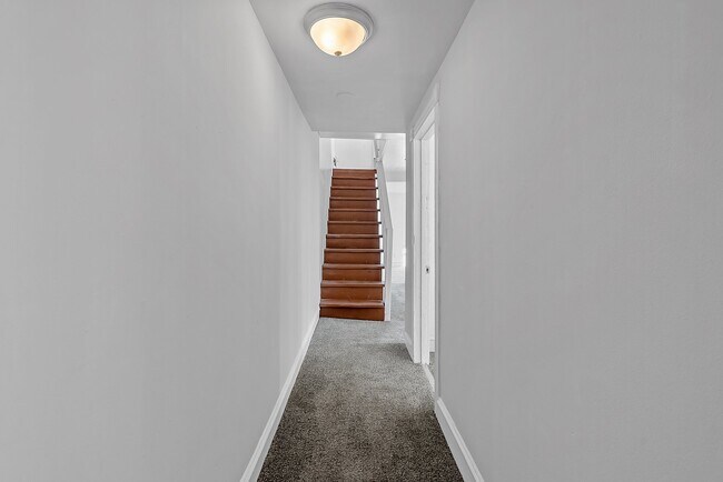 Building Photo - 126 S 4th St