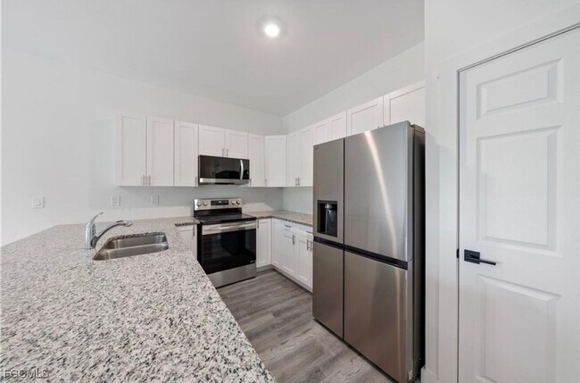 Building Photo - Charming 3BR Duplex in Lehigh Acres