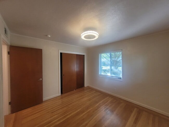 Building Photo - 3 bedroom home close to Land Park