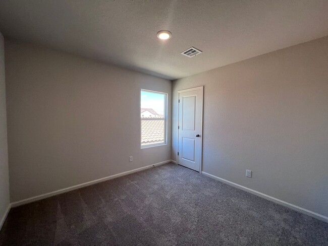 Building Photo - Near New 3BR with All Appliances close to ...