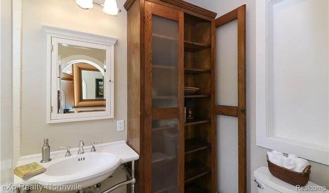 Building Photo - 212 S Pontiac Trail