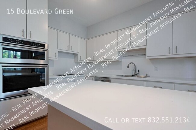 Building Photo - 15 Boulevard Green