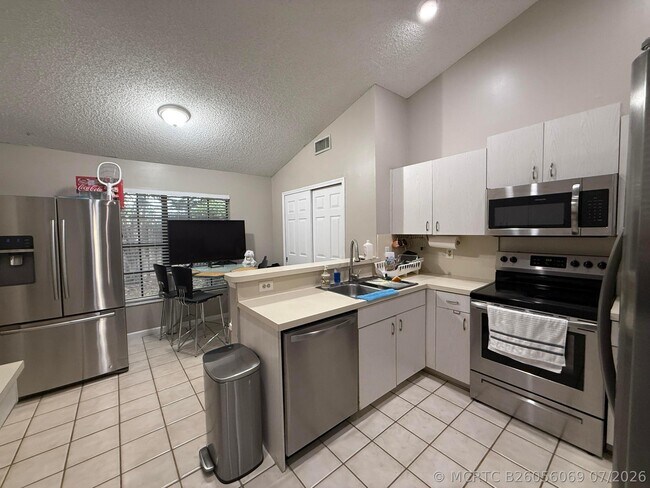Building Photo - 13025 Meadowbreeze Dr