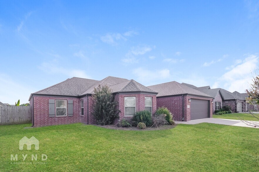 Building Photo - 2403 SW Worthington Ave