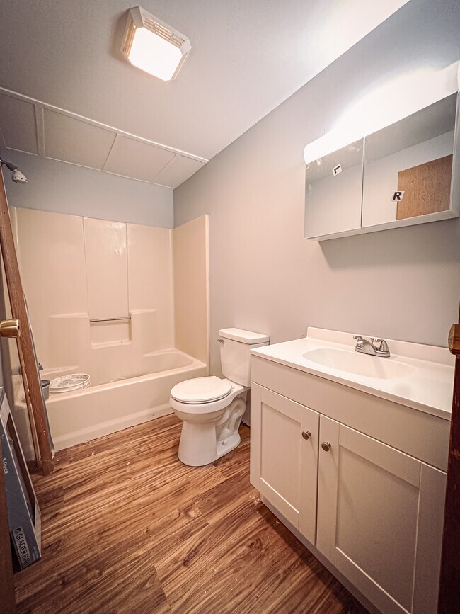 Hall bath - 7133 Susquehanna Dr