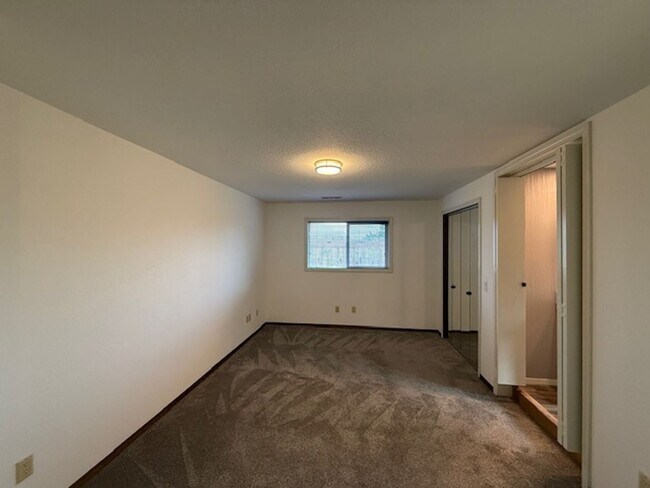 Building Photo - Spacious 3 Bedroom, 2 Bath home in Quality North Bend Neighborhood!