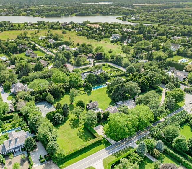 Building Photo - 265 Mecox Road