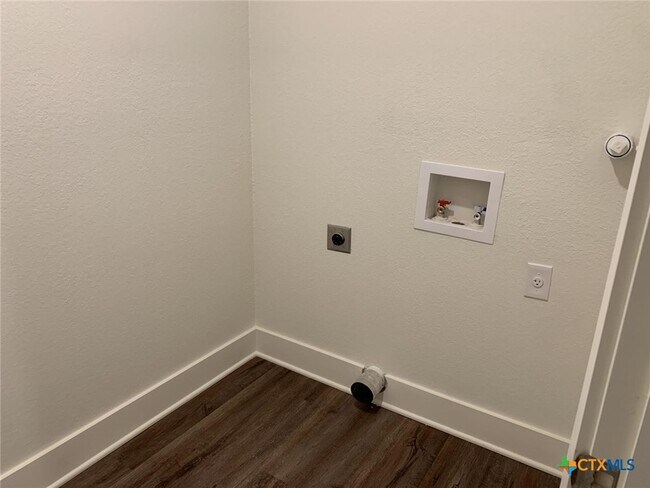 Building Photo - 1862 Royal Loop