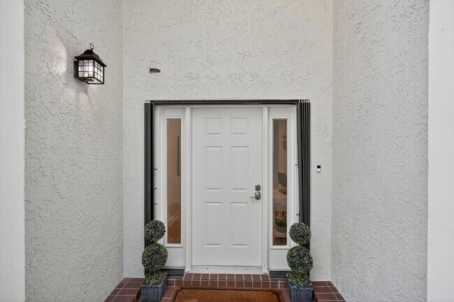 Building Photo - 16100 W Bay Dr