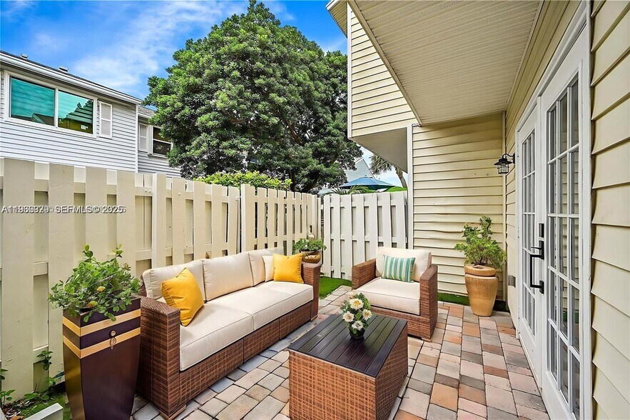 Building Photo - 2699 NE 15th St