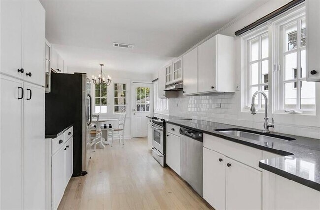 Building Photo - 2512 Brookwood Dr NE