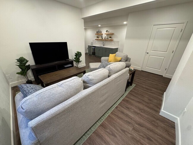 Building Photo - Modern & Light-Filled Home in Central Park – Prime Location