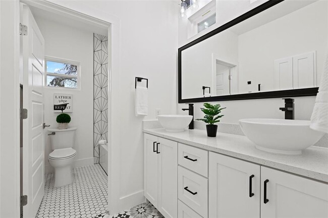 Building Photo - 2102 E 2nd St