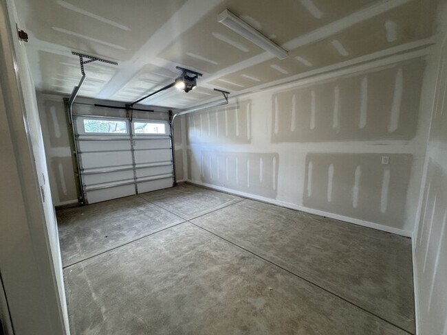 Building Photo - 3 Bed 2.5 Bath Brand New Townhome