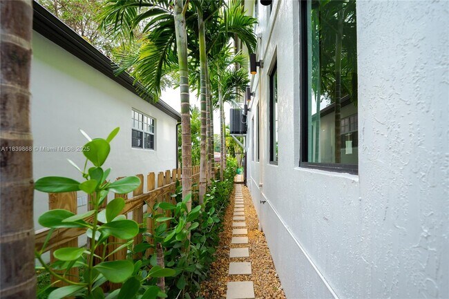 Building Photo - 2766 SW 33rd Ave