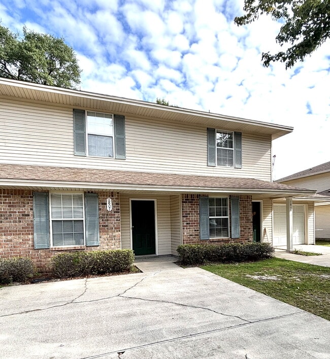 Primary Photo - "Charming 2-Bedroom Townhouse in Fort Walt...