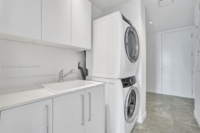 Building Photo - 15701 Collins Ave