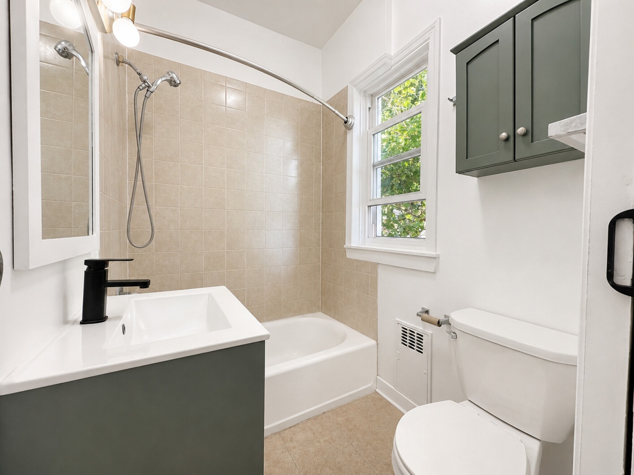 Full Bathroom - 22 Harrison Ave
