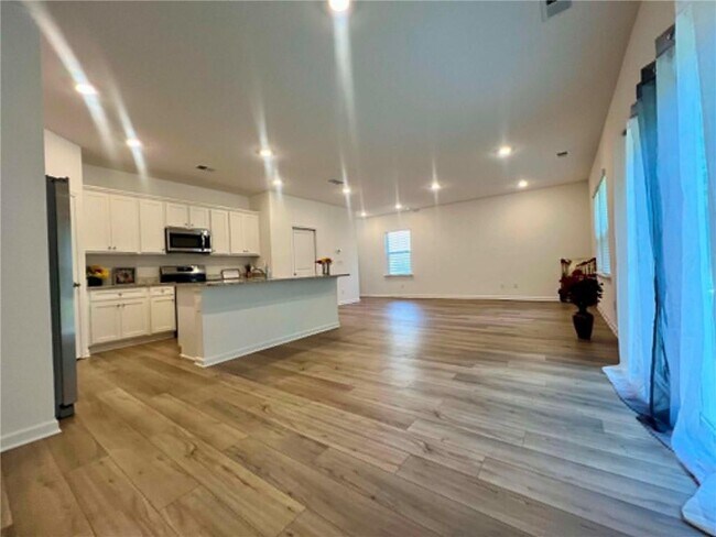 Building Photo - 683 Evergreen Rd