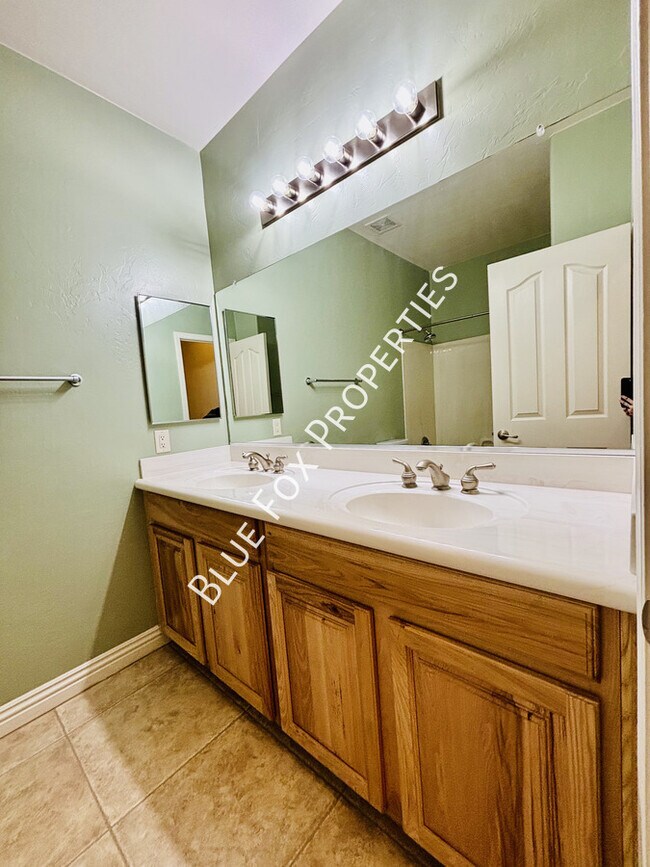 Building Photo - 11678 N Red Creek Pl