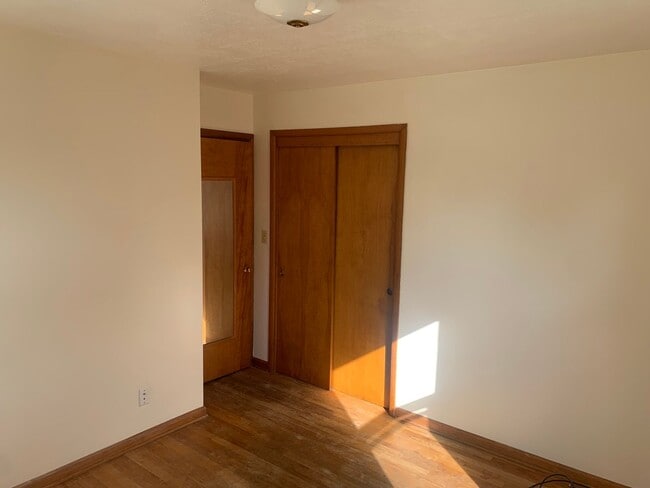 Building Photo - 3 bedroom, 1.5 Bath Home located near Skyv...