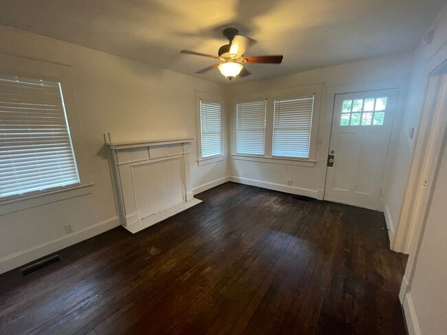 Building Photo - Historic Downtown Wilmington Cottage