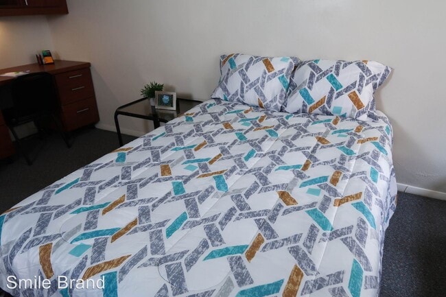 Building Photo - Studio, 1 bath Room For Rent - 510 E. Clark