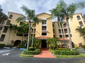 Building Photo - 400 Uno Lago Dr