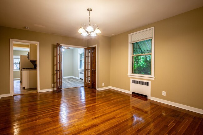 Building Photo - Charming 3 BR/3 BA Semi-Detached Home in F...