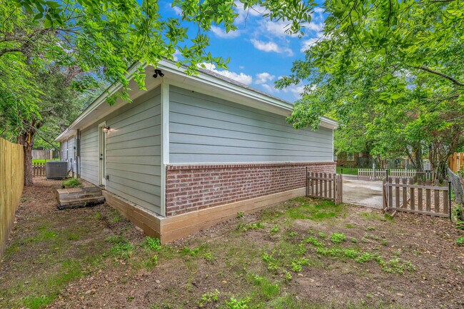 Building Photo - 1328 Baker Ave