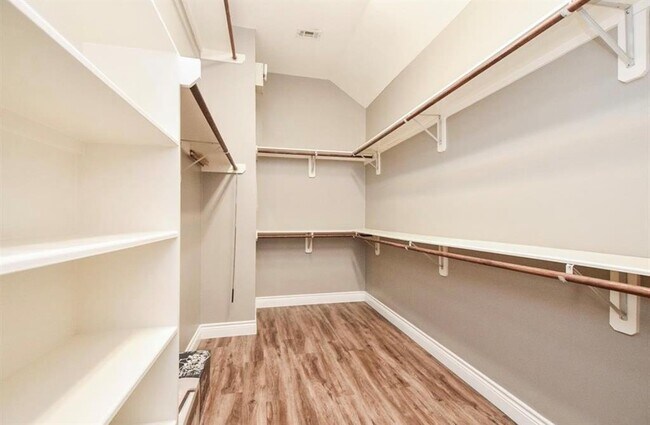 Building Photo - 18 E Knightsbridge Dr
