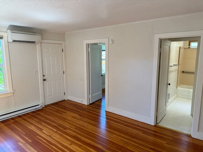 Building Photo - Charming 3-bedroom, 2-bath home in Eugene's Friendly Street Neighborhood!