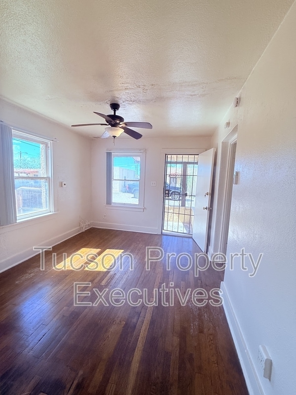 Building Photo - 2632 N Stone Ave