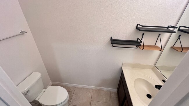 Building Photo - Beautiful Upgraded 3 Bedroom and 2 1/2 Bat...