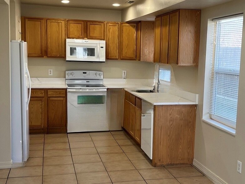 Building Photo - 723 E Dorado Ct
