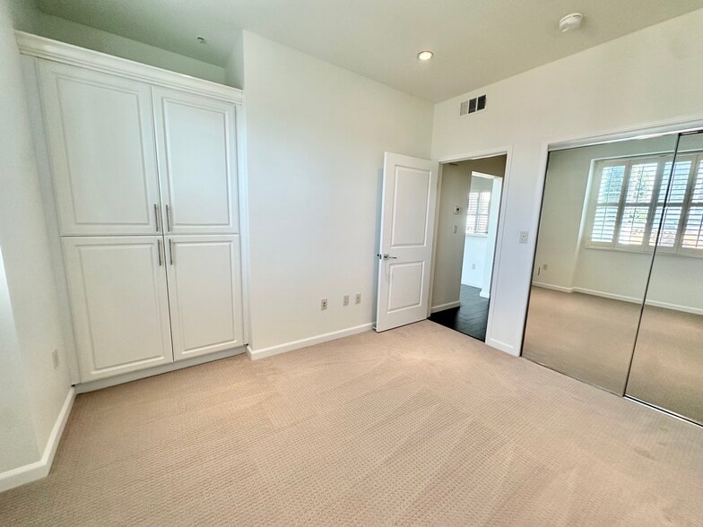 Building Photo - 1625 Granville Ave