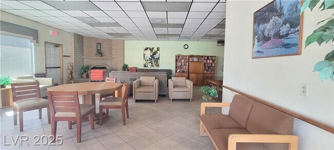 Building Photo - Inviting 2-Bedroom Condo with Pool, Spa & ...