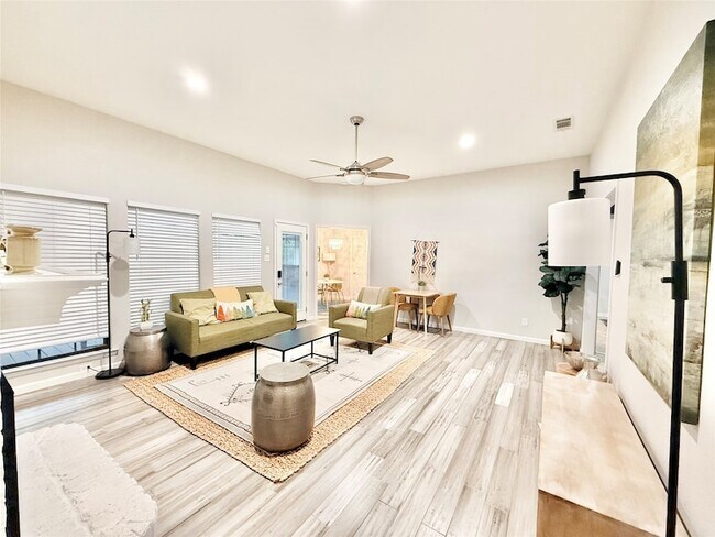 Building Photo - 16235 Red Wood Cir N