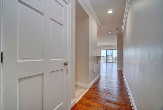 Building Photo - Super-Cool Lower Penthouse Condo Available 05-07-26!! Secured Entry, Garage Parking, Pet-Friendly!