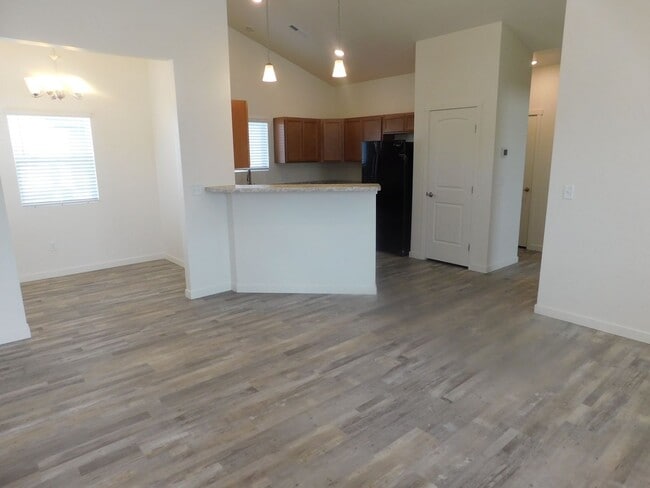 Building Photo - Walking Distance to Community