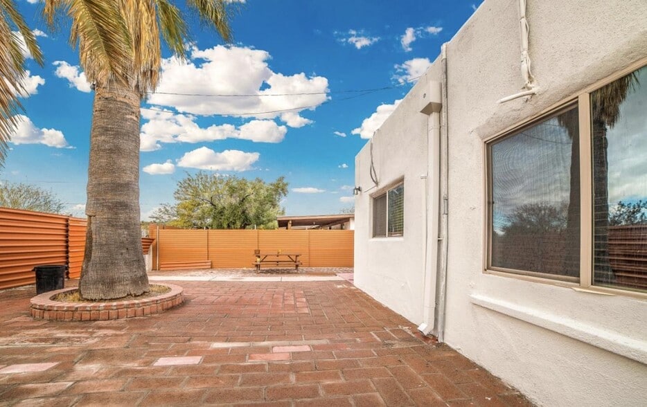 Building Photo - 415 E 23rd St