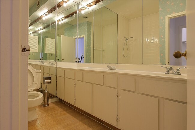 Building Photo - 2209 S Braeswood Blvd