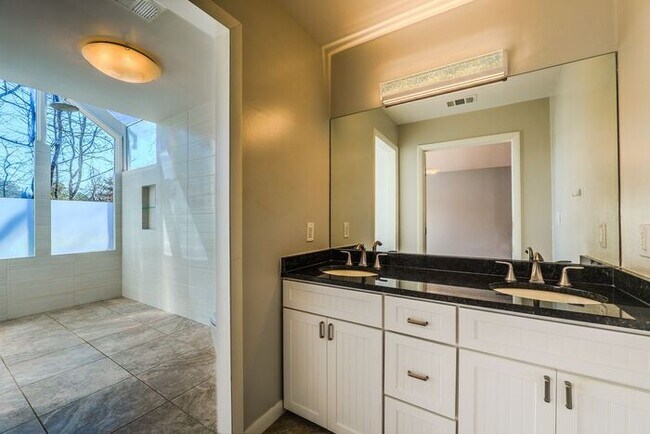 Building Photo - 4518 Club House Dr