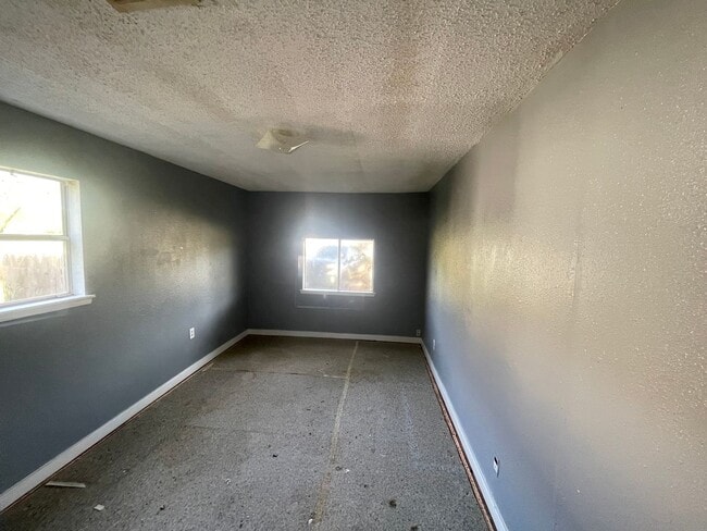 Building Photo - 3 bedroom, 1 bath